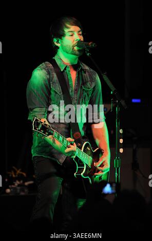17. November 2011 – Wilmington, North Carolina; USA – der Musiker DAVID COOK spielt live, während seine Tour 2011 einen Halt im Brooklyn Arts Center in Wilmington macht. Copyright 2011 Jason Moore. (Bild: © Jason Moore/ZUMAPRESS.com) Stockfoto