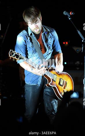 17. November 2011 – Wilmington, North Carolina; USA – der Musiker DAVID COOK spielt live, während seine Tour 2011 einen Halt im Brooklyn Arts Center in Wilmington macht. Copyright 2011 Jason Moore. (Bild: © Jason Moore/ZUMAPRESS.com) Stockfoto