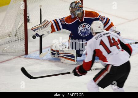 17. November 2011 - Edmonton, Alberta, Kanada - Ottawa Senators [vorwärts] Colin Greening (14) erzielt das erste Tor in der ersten Periode gegen die Edmonton Oilers am Rexall Place in Edmonton, ab (Bild: © Marko Ditkun/Southcreek/ZUMApress.com) Stockfoto