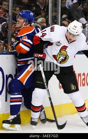 17. November 2011 - Edmonton, Alberta, Kanada - Edmonton Oilers [Defenseman] Corey Potter (44) hat einen großen Hit von Ottawa Senators [Forward] Colin Greening (14) am Rexall Place in Edmonton, ab (Credit Image: © Marko Ditkun/Southcreek/ZUMApress.com) Stockfoto