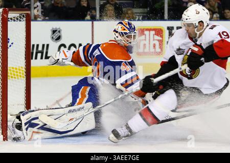 17. November 2011 - Edmonton, Alberta, Kanada - Ottawa Senators [vorwärts] Jason Spezza (19) zieht sich gegen die Edmonton Oilers am Rexall Place in Edmonton, ab (Credit Image: © Marko Ditkun/Southcreek/ZUMApress.com) ins Netz Stockfoto