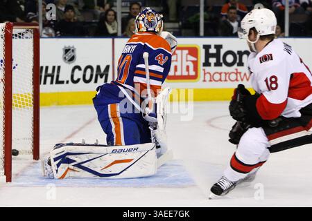 17. November 2011 - Edmonton, Alberta, Kanada - Ottawa Senators [vorwärts] Jessie Winchester (18) erzielt in der zweiten Periode ein Tor, um es 4-1 gegen die Edmonton Oilers am Rexall Place in Edmonton, ab zu schaffen (Bild: © Marko Ditkun/Southcreek/ZUMApress.com) Stockfoto
