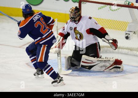 17. November 2011 - Edmonton, Alberta, Kanada - Edmonton Oilers [vorwärts] Ryan Jones (28) zeigt Craig Anderson in der ersten Periode gegen die Ottawa Senators am Rexall Place in Edmonton, ab (Credit Image: © Marko Ditkun/Southcreek/ZUMApress.com) Stockfoto