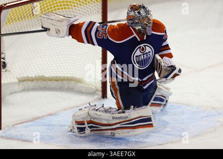 17. November 2011 - Edmonton, Alberta, Kanada - Edmonton Oilers [Torhüter] Nikolai Khabibulin (35) spart spät in der ersten Periode gegen die Ottawa Senators am Rexall Place in Edmonton, ab (Credit Image: © Marko Ditkun/Southcreek/ZUMApress.com) Stockfoto