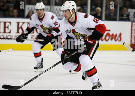 17. November 2011 - Edmonton, Alberta, Kanada - Ottawa Senators [vorwärts] Jesse Winchester (18) betritt die Offensive Zone gegen die Edmonton Oilers am Rexall Place in Edmonton, ab (Credit Image: © Marko Ditkun/Southcreek/ZUMApress.com) Stockfoto