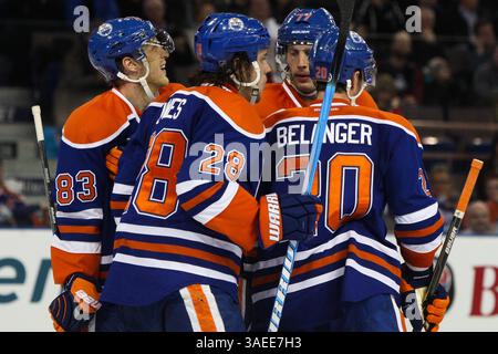 17. November 2011 - Edmonton, Alberta, Kanada - Edmonton Oilers feiert nach einem Tore von Ryan Jones gegen die Ottawa Senators, um 5-2 am Rexall Place in Edmonton, ab (Credit Image: © Marko Ditkun/Southcreek/ZUMApress.com) Stockfoto