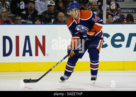 17. November 2011 - Edmonton, Alberta, Kanada - Edmonton Oilers [vorwärts] Jordan Eberle (14) macht sich gegen Ende der dritten Periode auf einen Schuss gegen die Ottawa Senators am Rexall Place in Edmonton, ab (Credit Image: © Marko Ditkun/Southcreek/ZUMApress.com) Stockfoto