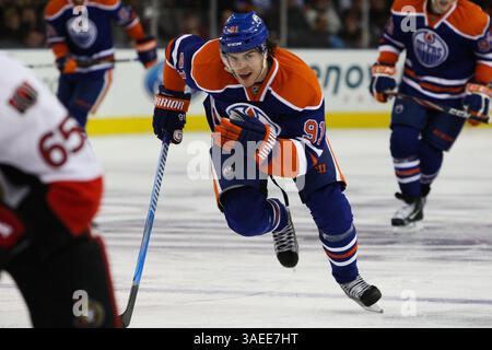 17. November 2011 - Edmonton, Alberta, Kanada - Edmonton Oilers [vorwärts] Magnus Paajarvi (91) betritt die Offensive Zone gegen die Ottawa Senators am Rexall Place in Edmonton, ab (Credit Image: © Marko Ditkun/Southcreek/ZUMApress.com) Stockfoto