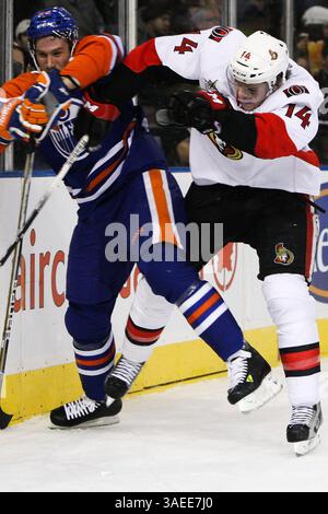 17. November 2011 - Edmonton, Alberta, Kanada - Edmonton Oilers [Defenseman] Corey Potter (44) hat einen großen Hit von Ottawa Senators [Forward] Colin Greening (14) am Rexall Place in Edmonton, ab (Credit Image: © Marko Ditkun/Southcreek/ZUMApress.com) Stockfoto