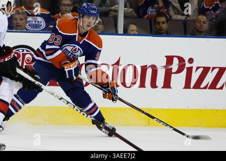 17. November 2011 - Edmonton, Alberta, Kanada - Edmonton Oilers [vorwärts] Ryan Nugent Hopkins (93) betritt die Offensive Zone gegen die Ottawa Senators am Rexall Place in Edmonton, ab (Credit Image: © Marko Ditkun/Southcreek/ZUMApress.com) Stockfoto