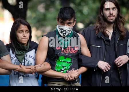 17. November 2011 – Los Angeles, Kalifornien, USA – Demonstranten versammeln sich auf der Bank of America Plaza in Downtown Los Angeles, Kalifornien Mehr als hundert Mitglieder der Occupy-Bewegung wurden im ganzen Land in einer Reihe von manchmal konfrontativen Straßendemonstrationen während des so genannten Nationalen Aktionstages verhaftet. Am 17. November 2011 feierte die Occupy Wall St. zwei Monate (Foto: © Drew A. Kelley/ZUMAPRESS.com) Stockfoto