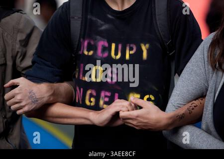 17. November 2011 – Los Angeles, Kalifornien, USA – Demonstranten versammeln sich auf der Bank of America Plaza in Downtown Los Angeles, Kalifornien Mehr als hundert Mitglieder der Occupy-Bewegung wurden im ganzen Land in einer Reihe von manchmal konfrontativen Straßendemonstrationen während des so genannten Nationalen Aktionstages verhaftet. Am 17. November 2011 feierte die Occupy Wall St. zwei Monate (Foto: © Drew A. Kelley/ZUMAPRESS.com) Stockfoto