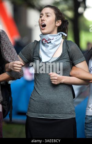 17. November 2011 – Los Angeles, Kalifornien, USA – Demonstranten versammeln sich auf der Bank of America Plaza in Downtown Los Angeles, Kalifornien Mehr als hundert Mitglieder der Occupy-Bewegung wurden im ganzen Land in einer Reihe von manchmal konfrontativen Straßendemonstrationen während des so genannten Nationalen Aktionstages verhaftet. Am 17. November 2011 feierte die Occupy Wall St. zwei Monate (Foto: © Drew A. Kelley/ZUMAPRESS.com) Stockfoto