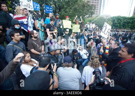 17. November 2011 – Los Angeles, Kalifornien, USA – Demonstranten versammeln sich auf der Bank of America Plaza in Downtown Los Angeles, Kalifornien Mehr als hundert Mitglieder der Occupy-Bewegung wurden im ganzen Land in einer Reihe von manchmal konfrontativen Straßendemonstrationen während des so genannten Nationalen Aktionstages verhaftet. Am 17. November 2011 feierte die Occupy Wall St. zwei Monate (Foto: © Drew A. Kelley/ZUMAPRESS.com) Stockfoto