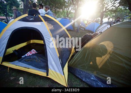 17. November 2011 - Los Angeles, Kalifornien, USA - Besetzen Sie das Lager der Demonstranten in Los Angeles in der Innenstadt von Los Angeles, Kalifornien Mehr als hundert Mitglieder der Occupy-Bewegung wurden im ganzen Land in einer Reihe von manchmal konfrontativen Straßendemonstrationen während des so genannten Nationalen Aktionstages verhaftet. Am 17. November 2011 feierte die Occupy Wall St. zwei Monate (Foto: © Drew A. Kelley/ZUMAPRESS.com) Stockfoto