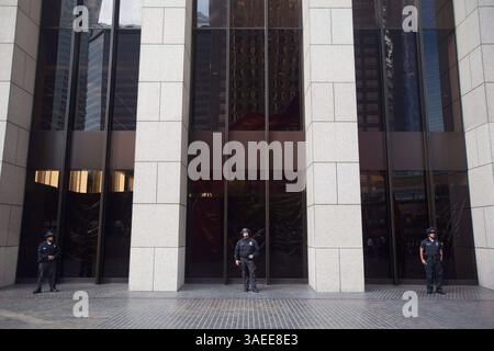 17. November 2011 - Los Angeles, Kalifornien, USA - Polizeiwache an der Bank of America Plaza in Downtown Los Angeles, Kalifornien Mehr als hundert Mitglieder der Occupy-Bewegung wurden im ganzen Land in einer Reihe von manchmal konfrontativen Straßendemonstrationen während des so genannten Nationalen Aktionstages verhaftet. Am 17. November 2011 feierte die Occupy Wall St. zwei Monate (Foto: © Drew A. Kelley/ZUMAPRESS.com) Stockfoto