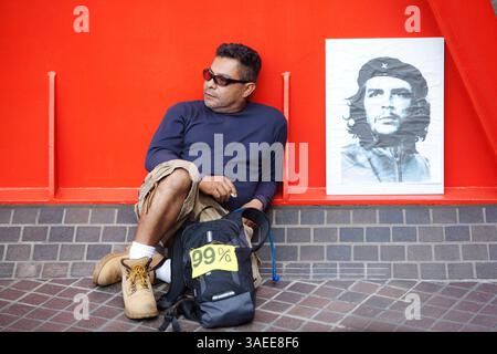 17. November 2011 – Los Angeles, Kalifornien, USA – Demonstranten versammeln sich auf der Bank of America Plaza in Downtown Los Angeles, Kalifornien Mehr als hundert Mitglieder der Occupy-Bewegung wurden im ganzen Land in einer Reihe von manchmal konfrontativen Straßendemonstrationen während des so genannten Nationalen Aktionstages verhaftet. Am 17. November 2011 feierte die Occupy Wall St. zwei Monate (Foto: © Drew A. Kelley/ZUMAPRESS.com) Stockfoto