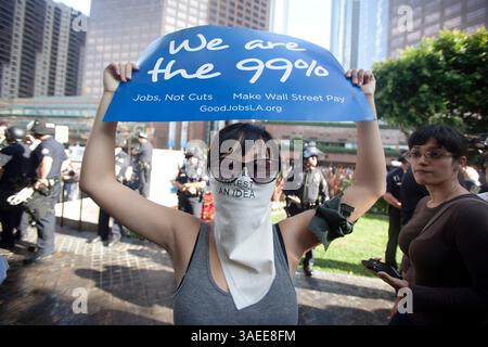 17. November 2011 – Los Angeles, Kalifornien, USA – Demonstranten versammeln sich auf der Bank of America Plaza in Downtown Los Angeles, Kalifornien Mehr als hundert Mitglieder der Occupy-Bewegung wurden im ganzen Land in einer Reihe von manchmal konfrontativen Straßendemonstrationen während des so genannten Nationalen Aktionstages verhaftet. Am 17. November 2011 feierte die Occupy Wall St. zwei Monate (Foto: © Drew A. Kelley/ZUMAPRESS.com) Stockfoto
