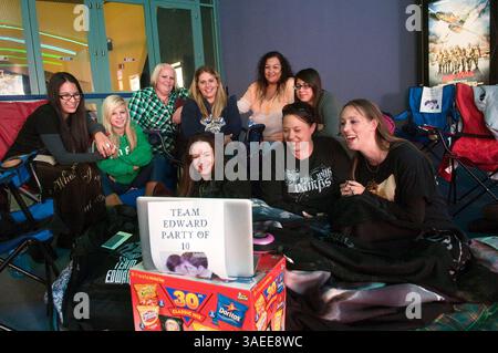 17. November 2011 - Modesto, Kalifornien, USA - TRACY BARBUTES / tbarbutes@modbee.com.Fans wartete am 17.11.2011 in Modesto's Brenden Theatres auf die Mitternachtspremiere der neuesten Ausgabe der Twilight-Filmserie „The Twilight Saga: Breaking Dawn“. Die ersten in der Schlange waren um 6:00 Uhr in der hinteren Reihe, von links nach rechts: Monique Padron, Ellen Mello, 14, Susan Cook aus Los Angeles, Fleurina Mora, Samantha Gulley, Taliza Sanchez aus Modesto. In der ersten Reihe waren Kim Carpenter, Kellie Greene, beide aus Modesto und Shannon Wagoner aus Escalon. Die Frauen sahen sich die ersten drei Twilight Saga Filme auf A l an Stockfoto