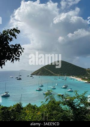 Atemberaubende Aussicht auf türkisfarbenes Wasser und verankerte Boote in Jost Van Dyke, British Virgin Islands. Stockfoto