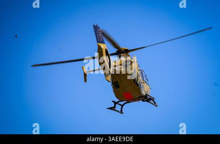 06.04.2025, Weng im Innkreis, AUT, unterwegs in Oberösterreich, Symbolbild, Themenbild, Verschiedene Themenbilder, im Bild ADAC-Hubschrauber im Flug, bereit für Einsätze in Notfällen, *** 06 04 2025, Weng im Innkreis, AUT, auf der Straße in Oberösterreich, Symbolbild, Themenbild, verschiedene Themenbilder, im Bild ADAC Hubschrauber im Flug, einsatzbereit, Stockfoto