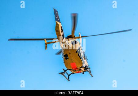 06.04.2025, Weng im Innkreis, AUT, unterwegs in Oberösterreich, Symbolbild, Themenbild, Verschiedene Themenbilder, im Bild ADAC-Hubschrauber im Flug, bereit für Einsätze in Notfällen, *** 06 04 2025, Weng im Innkreis, AUT, auf der Straße in Oberösterreich, Symbolbild, Themenbild, verschiedene Themenbilder, im Bild ADAC Hubschrauber im Flug, einsatzbereit, Stockfoto