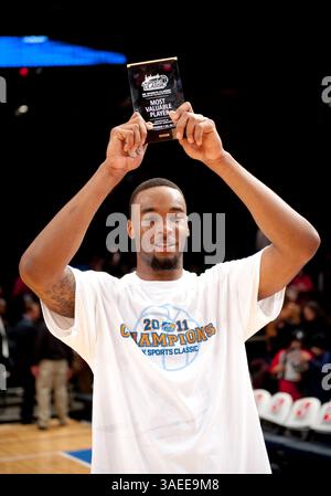 18. November 2011: Arnett Moultrie, Stürmer des Bundesstaates Mississippi (23), ist MVP bei der 2K Sports Classic Championship zugunsten von Coaches vs Cancer im Madison Square Garden in New York City. Mississippi State besiegte Arizona 67–57. (Bild: © Duncan Williams/Cal Sport Media/ZUMAPRESS.com) Stockfoto