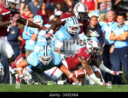 19. November 2011 - Columbia, SC, USA - Linebacker Antonio Allen (26) aus South Carolina verfolgt im Williams-Brice Stadium in Columbia, South Carolina, Samstag, 19. November 2011 einen Citadel Fumble. Die South Carolina Gamecocks besiegten 41 die Citadel Bulldogs. (Kreditbild: © Gerry Melendez/The State/MCT/ZUMAPRESS.com) Stockfoto