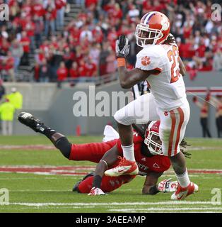 19. November 2011 - Raleigh, NC, USA - Clemson's Andre Ellington (23) kommt in der ersten Halbzeit am Samstag, 19. November 2011 im Carter-Finley Stadium in Raleigh, North Carolina, an Terrell Manning (35) vorbei. (Kreditbild: © Ethan Hyman/Raleigh News & Observer/MCT/ZUMAPRESS.com) Stockfoto