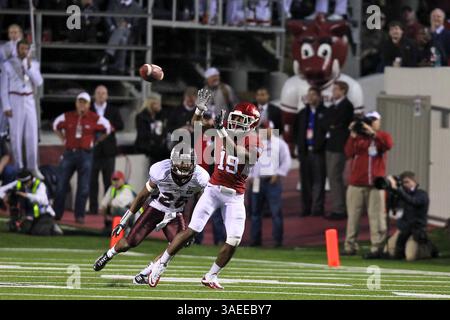 November 2011: Razorback Wide Receiver Javontee Herndon #19 schaut in einen Ball vor Miss State Ecke zurück Corey Broomfield #25..die Razorbacks besiegten die Bulldogs 44-17 im war Memorial Stadium in Little Rock, AR, Richey Miller/CSM(Credit Image: © Richey Miller/Cal Sport Media/ZUMAPRESS.com) Stockfoto