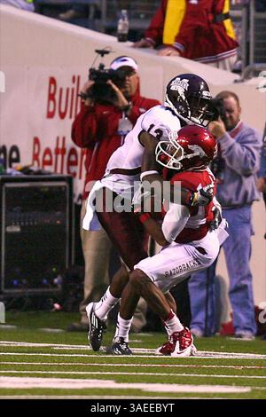 19. November 2011: Arkansas Wide Receiver Jaruis Wright #4 wird von Miss State Defensive Back Johnthan Banks #13 niedergeschlagen. Die Razorbacks besiegten die Bulldogs 44-17 im war Memorial Stadium in Little Rock, AR, Richey Miller/CSM(Credit Image: © Richey Miller/Cal Sport Media/ZUMAPRESS.com) Stockfoto
