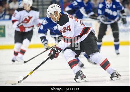 November 2011 - Tampa Bay, Florida, USA S - New Jersey Devils Defenseman Bryce Salvador (24) läuft mit dem Puck. Die New Jersey Devils besiegen die Tampa Bay Lightning 4 - 2 im St. Pete Times Forum. (Bild: © Geoff Bolte/Southcreek/ZUMAPRESS.com) Stockfoto