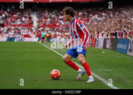 Rodrigo Riquelme (Atletico de Madrid) dribbelte während des LaLiga-Spiels zwischen Sevilla FC und Atletico de Madrid am 6. April 2025 in SE in Sanchez Pizjuan Stockfoto