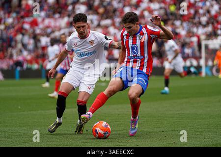Julian Alvarez (Atletico de Madrid) dribbelte während des LaLiga-Spiels zwischen Sevilla FC und Atletico de Madrid am 6. April 2025 in Sevi in Sanchez Pizjuan Stockfoto
