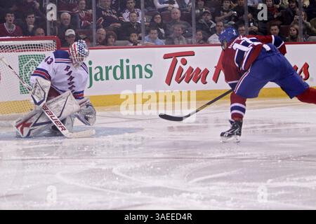 19. November 2011: Montreal, Quebec, Kanada: Martin Biron (43) der New-York Rangers sichert sich im dritten Spiel der Montreal Canadiens gegen die New-York Rangers im Bell Center eine Pause von Scott Gomez (11). Montreal gewann mit 4:0. (Bild: © Phillippe Champoux/Southcreek/ZUMAPRESS.com) Stockfoto