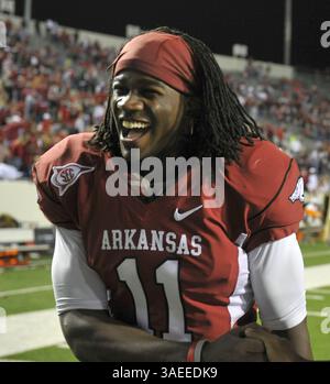 19. November 2011 - Little Rock, Arkansas, USA - der große Arkansas-Empfänger Cobi Hamilton lacht mit seinen Teamkollegen, nachdem die Razorbacks den Mississippi State 44-17 im war Memorial Stadium in Little Rock, Arkansas, besiegt hatten. (Bild: © Jimmy Jones/Southcreek/ZUMAPRESS.com) Stockfoto
