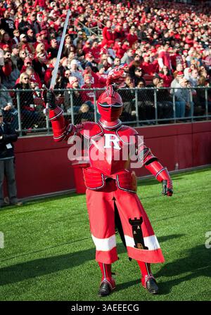 19. November 2011: Rutgers' Maskottchen während eines Fußballspiels zwischen den Rutgers Scarlet Knights und den Cincinnati Bearcats im High Solution Stadium in Piscataway, New Jersey. Rutgers besiegte Cincinnati mit 20:3 (Bild: © Duncan Williams/Cal Sport Media/ZUMAPRESS.com) Stockfoto