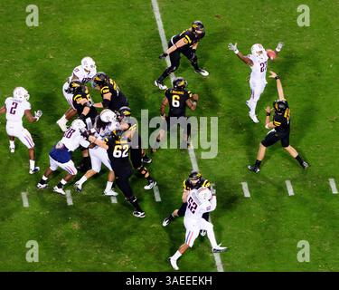 19. November 2011: Arizona State Quarterback Brock Osweiler #17 in Aktion während eines NCAA Football Spiels zwischen den Arizona State University Sun Devils und den Arizona Wildcats im Sun Devil Stadium in Tempe, Arizona, gewonnen von den Wildcats, 31-27(Credit Image: © Max Simbron/Cal Sport Media/ZUMAPRESS.com) Stockfoto