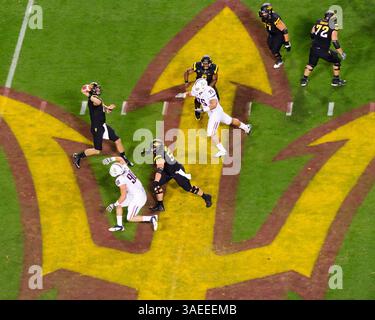 19. November 2011: Arizona State Quarterback Brock Osweiler #17 in Aktion während eines NCAA Football Spiels zwischen den Arizona State University Sun Devils und den Arizona Wildcats im Sun Devil Stadium in Tempe, Arizona, gewonnen von den Wildcats, 31-27(Credit Image: © Max Simbron/Cal Sport Media/ZUMAPRESS.com) Stockfoto