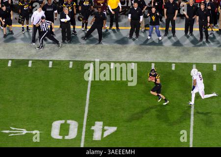 19. November 2011: Arizona State Wide Receiver Aaron Pflugrad #4 in Aktion während eines NCAA Football Spiels zwischen den Arizona State University Sun Devils und den Arizona Wildcats im Sun Devil Stadium in Tempe, Arizona, gewonnen von den Wildcats, 31-27(Credit Image: © Max Simbron/Cal Sport Media/ZUMAPRESS.com) Stockfoto