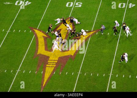 19. November 2011: Arizona State Quarterback Brock Osweiler #17 in Aktion während eines NCAA Football Spiels zwischen den Arizona State University Sun Devils und den Arizona Wildcats im Sun Devil Stadium in Tempe, Arizona, gewonnen von den Wildcats, 31-27(Credit Image: © Max Simbron/Cal Sport Media/ZUMAPRESS.com) Stockfoto