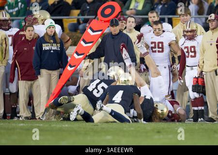 November 2011 - South Bend, Indiana, USA S - Notre Dame-Verteidiger treten im ersten Quartal des NCAA-Fußballspiels zwischen Notre Dame und Boston College an der Seitenlinie an. Die Notre Dame Fighting Irish besiegten die Boston College Eagles 16-14 im Notre Dame Stadium in South Bend, Indiana. (Kreditbild: © John Mersits/Southcreek/ZUMAPRESS.com) Stockfoto