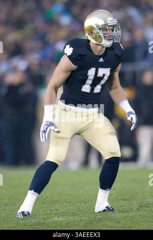 November 2011 - South Bend, Indiana, USA S - Notre Dame Sicherheit Zeke Motta (#17) während des ersten Viertels des NCAA-Fußballspiels zwischen Notre Dame und Boston College. Die Notre Dame Fighting Irish besiegten die Boston College Eagles 16-14 im Notre Dame Stadium in South Bend, Indiana. (Kreditbild: © John Mersits/Southcreek/ZUMAPRESS.com) Stockfoto