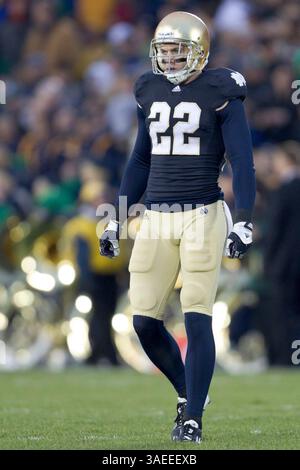November 2011 - South Bend, Indiana, USA S - Notre Dame Sicherheit Harrison Smith (#22) während des ersten Viertels des NCAA-Fußballspiels zwischen Notre Dame und Boston College. Die Notre Dame Fighting Irish besiegten die Boston College Eagles 16-14 im Notre Dame Stadium in South Bend, Indiana. (Kreditbild: © John Mersits/Southcreek/ZUMAPRESS.com) Stockfoto