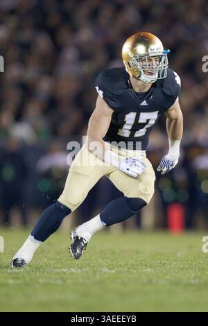 November 2011 - South Bend, Indiana, USA S - Notre Dame Sicherheit Zeke Motta (#17) während des zweiten Viertels des NCAA-Fußballspiels zwischen Notre Dame und Boston College. Die Notre Dame Fighting Irish besiegten die Boston College Eagles 16-14 im Notre Dame Stadium in South Bend, Indiana. (Kreditbild: © John Mersits/Southcreek/ZUMAPRESS.com) Stockfoto