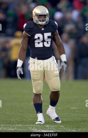 November 2011 - South Bend, Indiana, USA S - Notre Dame Tailback Jonas Gray (#25) während des ersten Viertels des NCAA-Fußballspiels zwischen Notre Dame und Boston College. Die Notre Dame Fighting Irish besiegten die Boston College Eagles 16-14 im Notre Dame Stadium in South Bend, Indiana. (Kreditbild: © John Mersits/Southcreek/ZUMAPRESS.com) Stockfoto