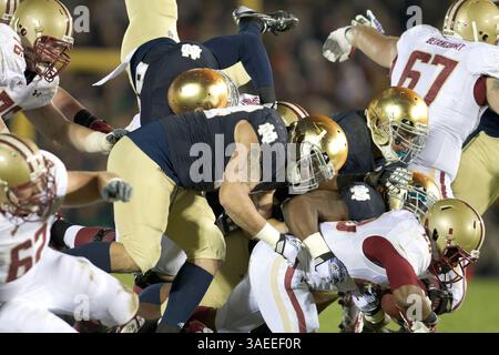 November 2011 - South Bend, Indiana, USA Tahj Kimble (#20) wird im dritten Quartal des NCAA-Fußballspiels zwischen Notre Dame und Boston College von Linebacker Darius Fleming (#45) und Inside Linebacker Manti Te'o (#5) angegriffen. Die Notre Dame Fighting Irish besiegten die Boston College Eagles 16-14 im Notre Dame Stadium in South Bend, Indiana. (Kreditbild: © John Mersits/Southcreek/ZUMAPRESS.com) Stockfoto