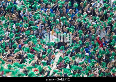 November 2011 - South Bend, Indiana, USA S - Notre Dame Studentenabschnitt jubelt während des NCAA-Fußballspiels zwischen Notre Dame und Boston College. Die Notre Dame Fighting Irish besiegten die Boston College Eagles 16-14 im Notre Dame Stadium in South Bend, Indiana. (Kreditbild: © John Mersits/Southcreek/ZUMAPRESS.com) Stockfoto