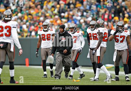 November 2011 - DANIEL WALLACE | Times. OT 343591 WALL Bucs 18 (11/20/2011 Green Bay) Tampa Bay Buccaneers-Cheftrainer Raheem Morris reagiert auf einen defensiven Elfmeter im vierten Quartal auf Cornerback Myron Lewis (23). Auf DEM SCHREIBTISCH sind ebenfalls folgende HINWEISE abgebildet: Sicherheit Sean Jones (26), Wide Receiver Preston Parker (87), Cornerback Aqib Talib (25), Sicherheit Sean Jones (26) und Linebacker Adam Hayward (57). Die Tampa Bay Buccaneers spielen am Sonntag, den 20. November, die Green Bay Packers im Lambeau Field in Green Bay. Die Green Bay Packers gewannen 35:26. [DANIEL WALLACE, Times] (Kreditbild: Stockfoto