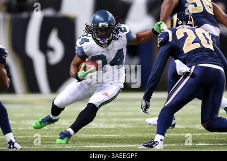 November 2011 - Saint Louis, Missouri, USA S - Seattle Seahawks Running Back Marshawn Lynch (24) spielt den Ball während des NFL-Spiels zwischen den Seattle Seahawks und den St. Louis Rams im Edward Jones Dome in St. Louis, Missouri. Die Seahawks führen die Rams 10-7 in der Halbzeit an. (Bild: © Scott Kane/Southcreek/ZUMAPRESS.com) Stockfoto